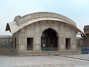 Archivo:July 9 2005 - The Lahore Fort-Another sideview of Naulakha pavillion