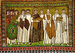 Archivo:Justinien représenté sur une mosaïque de l’église San-Vitale à Ravenne