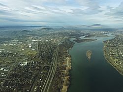 Kennewick-ColumbiaRiverAerial (31695765421).jpg