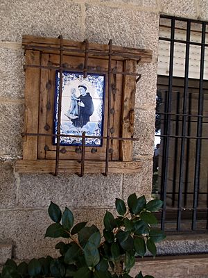 Archivo:La Cabrera. Puerta de entrada al Convento de San Antonio