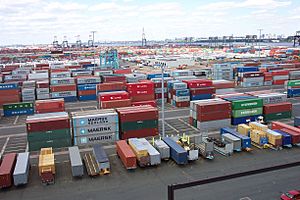 Archivo:Line3174 - Shipping Containers at the terminal at Port Elizabeth, New Jersey - NOAA