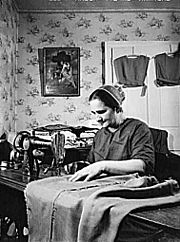 Archivo:Mennonite Women Dressmaking Pennsylvania 1942