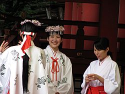 Archivo:Miko at the Ikuta Shrine