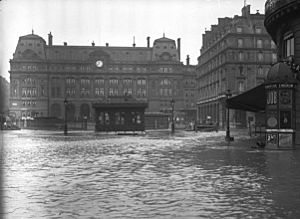 Archivo:Paris 1910 Inondation gare Saint-Lazare