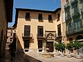 Plaça de sant Lluís Bertran de València, l'Almodí a l'esquerra, davant el palau dels Escrivà i a la dreta la casa natal de Lluís Bertran