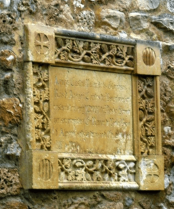 Archivo:Placa en el Castillo-Palacio de Piera a Ramon de Viala, Barón de Almenar
