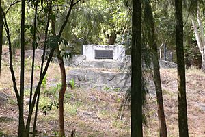 Archivo:Placa y lugar donde fueron hallados los restos de seis combatientes en Chapultepec 1947 a