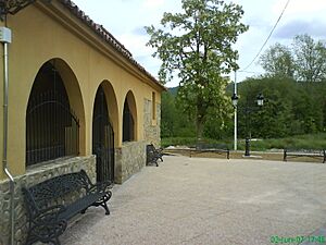 Archivo:Plaza de la Iglesia de Santiago del Molinillo
