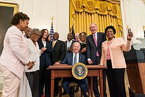 Archivo:President Biden signs Juneteenth National Independence Day into law