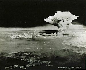 Archivo:Pyrocumulonimbus cloud over Hiroshima, near local noon. Aug 6 1945