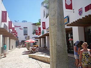 Archivo:Quinta Avenida in Playa del Carmen