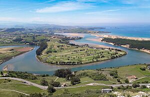 Archivo:Ría de Mogro - 49981297643