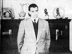 Raúl Matas con sus premios Caupolicán, 1950.jpg