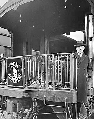 Archivo:Rachmaninoff onboard Great Northen Railway car