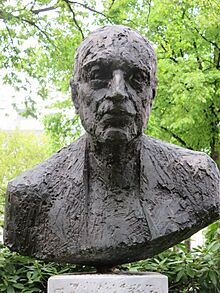 Rudolf Bultmann als Porträtbüste von Michael Mohns.JPG