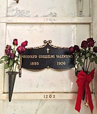 Archivo:Rudolph Valentino Grave