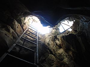 Archivo:Santa Caverna (Tres Cerros, distrito de San Lázaro).