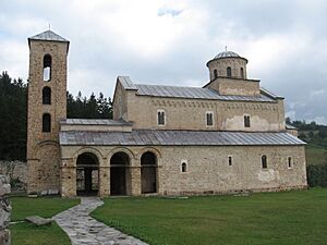 Archivo:Sopoćani Monastery, side view, Serbia