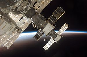 Archivo:Soyuz TMA-9 at ISS (NASA S116-E-06753)