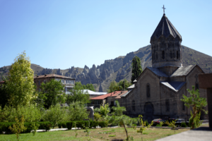 Archivo:St. Grigor Lusavorich Church in Goris