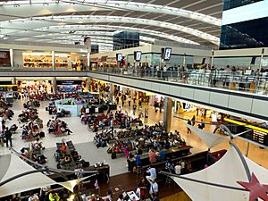 Archivo:TerminalFiveAirportHeathrowAugust2012
