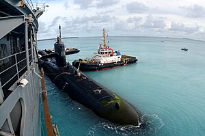 Archivo:The guided missile submarine USS Georgia (SSGN 729), right, moors alongside the submarine tender USS Emory S. Land (AS 39) at Naval Support Facility Diego Garcia, British Indian Ocean Territory, Dec. 13, 2013 131213-N-GL207-036