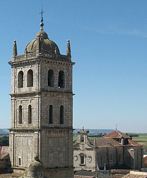 Archivo:Torre de Santa María e iglesia de San Agustín de Dueñas