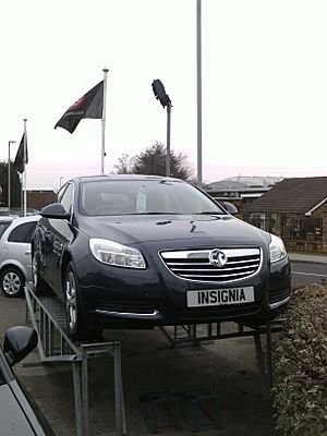 Archivo:Vauxhall Insignia on forcourt