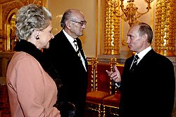 Archivo:Vladimir Putin with Prince and Princess Dimitri of Russia