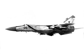 Archivo:Air-to-air left side view of a Soviet MiG-25 Foxbat-E aircraft