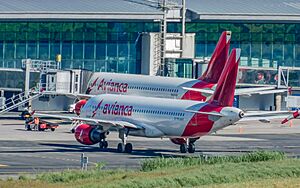 Archivo:Airbus A320-214 - N538AV - Avianca Guatemala (Aviateca) & Airbus A320-214 - N446AV - Avianca - La Aurora International Airport, Guatemala City