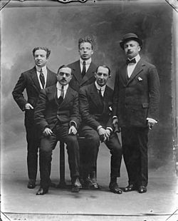 Archivo:Aldo Palazzeschi, Carlo Carrà, Giovanni Papini, Umberto Boccioni, Filippo Tommaso Marinetti, 1914