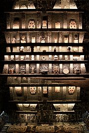 Altar de arte prehispánico y mosaicos en plafón Planta Baja