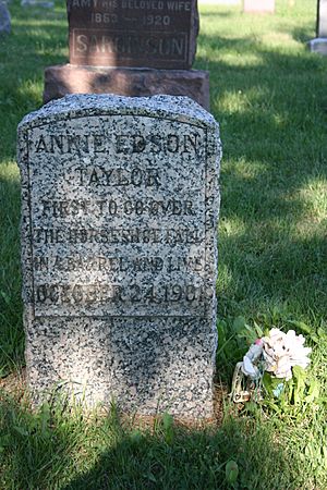 Archivo:Annie's grave stone