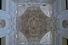Archivo:Bóveda de la escalera imperial del Convento de la Merced, Sevilla