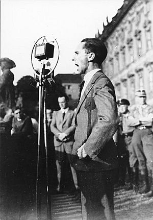Archivo:Bundesarchiv Bild 119-2406-01, Berlin-Lustgarten, Rede Joseph Goebbels