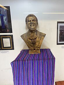 Busto de Cuco Sánchez.jpg