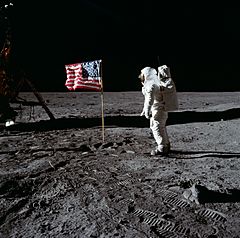 Archivo:Buzz Aldrin and the U.S. flag on the Moon - GPN-2001-000012