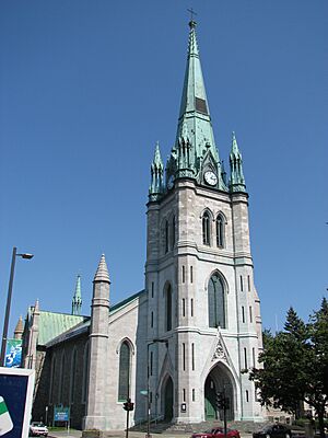 Archivo:Cathedrale 3 Rivieres