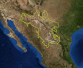 Mapa del desierto de Chihuahua (imagen satelital de la NASA): límites de la ecorregión basados en las ecorregiones del Fondo Mundial para la Naturaleza; la frontera entre Estados Unidos y México en negro.