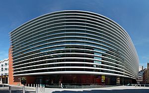 Archivo:Curve Leicester full panorama