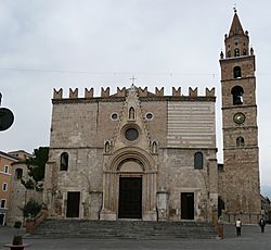 Archivo:Duomo di Teramo - facciata principale