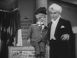 Archivo:Edgar Bergen & Mortimer Snerd in Stage Door Canteen