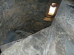 Archivo:Escalera interior de piedra