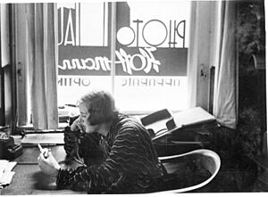 Archivo:Eva Braun at Heinrich Hoffmann's studio - 1932 (242-EB-33-40)