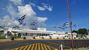 Archivo:Fachada Hospital El Salvador