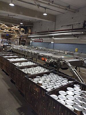 Archivo:Figure 13 Canning Production Line at StarKist Samoa Cannery (49995644721) (cropped)