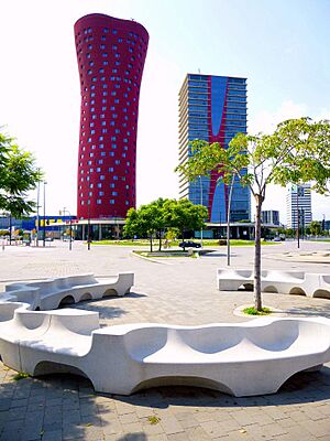 Archivo:Hospitalet de Llobregat - Plaza de Europa, Torres de Toyo Ito (Torres Porta Fira), Hotel Porta Fira y Torre Realia BCN 12