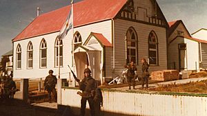 Archivo:Infantes de marina argentinos en la toma de las islas Malvinas-3