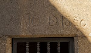 Archivo:Inscripcion puerta campanario iglesia Albares de la Ribera